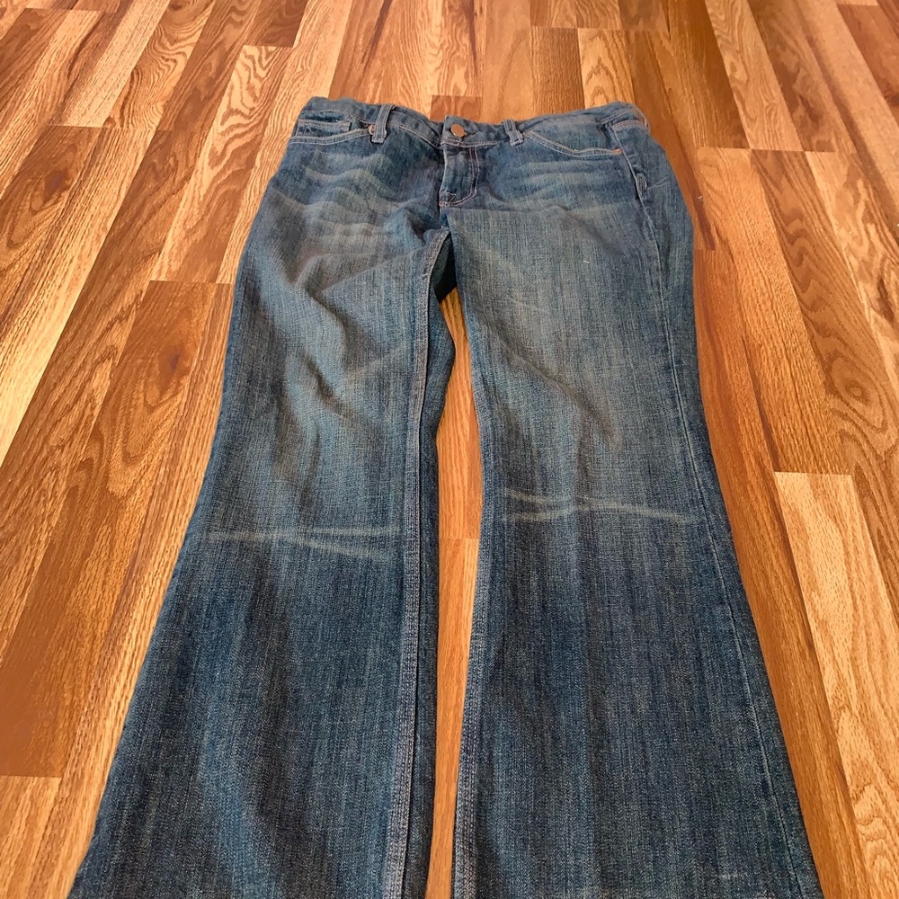 Blue jeans with pink embroideries